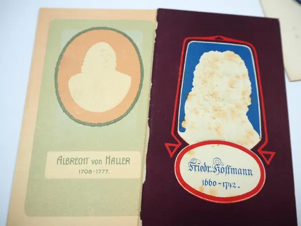 19 Stück geprägte Karten mit Abbildung Lebensdaten Mediziner Psychiater ca. 1910