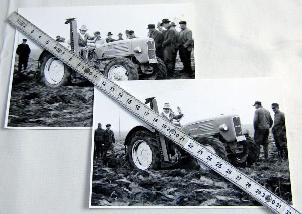 2 Foto MAN Dieselschlepper Traktor Erprobungsfahrt mit Mähwerk 1960 Original