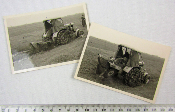 2 Foto MAN Schlepper Traktor mit Gitterräder und Grabenfräse 1960 Original