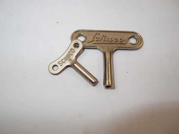 2 Stück Aufziehschlüssel Blechspielzeug Original Schuco Grösse Nr. 2 und 3