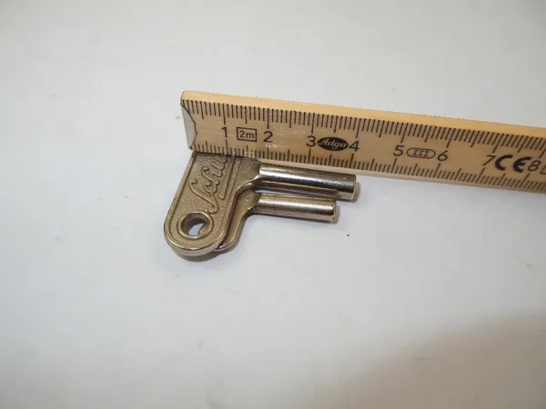 2 Stück Aufziehschlüssel Blechspielzeug Original Schuco Grösse Nr. 2 und 3
