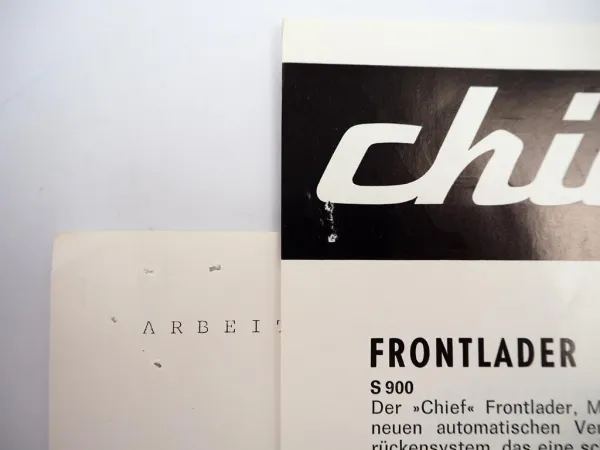 2x Original Prospekt Chief Frontlader Typ S900 & Zubehör am Leyland Traktor