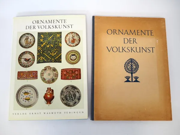 2x Ornamente der Volkskunst Keramik Holz Metall Gewebe Teppich Stickerei 1949/68