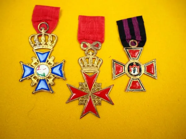 3 alte Orden aus geprägter Pappe Kreuze am Band wohl Italien Russland Holland