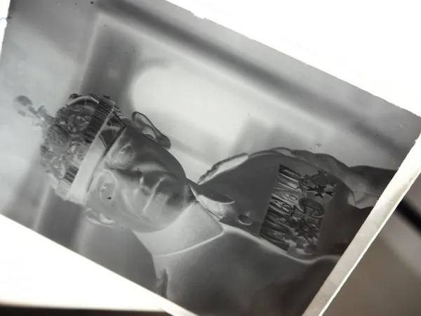 4 Glasplatten Foto Negative Deutscher Offizier mit Ordensspange und Pickelhaube