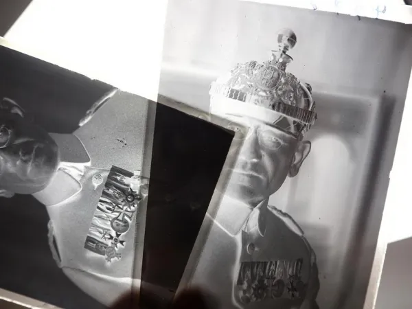 4 Glasplatten Foto Negative Deutscher Offizier mit Ordensspange und Pickelhaube