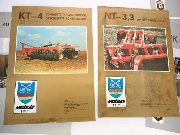 9x Original Prospekt in Mappe Agrikon Landtechnik Ungarn 1970/80er Jahre