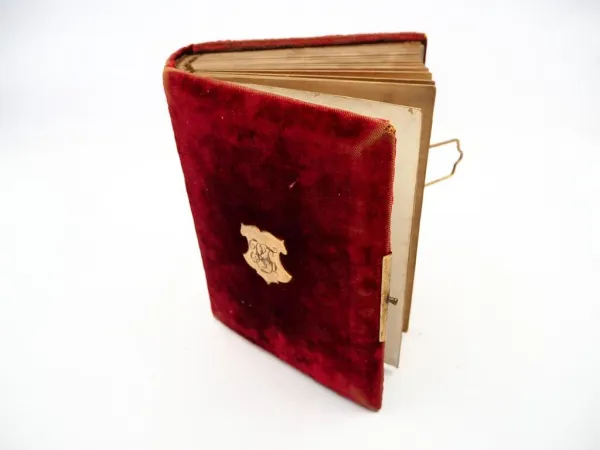 Antikes Foto Album ohne Bilder 16 x 21 cm roter Samteinband mit Metallverschluss
