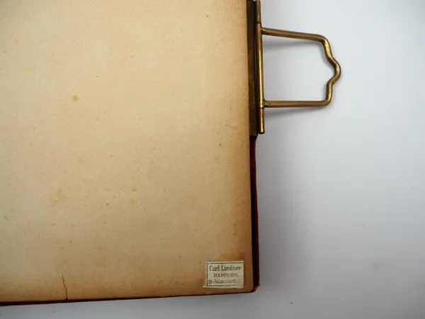 Antikes Foto Album ohne Bilder 16 x 21 cm roter Samteinband mit Metallverschluss