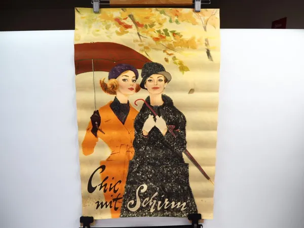 Chic mit Schirm Damen mit Hut Regenschirm Werbung Original Plakat 1960er Jahre