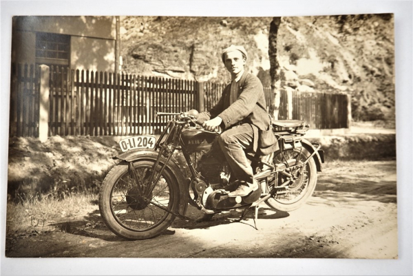 Foto Ariel Motorrad wohl Modell 557 SV ca 1925 Mann auf Ariel 1 Zylindermodell