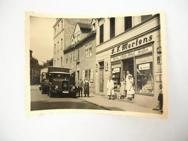 Foto Halle Saale Lange Strasse Edeka Laden mit Mercedes Benz Lo 2000 ? LKW 1936