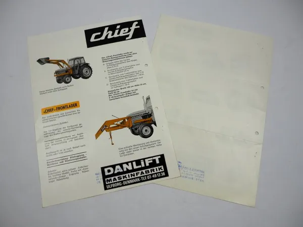 Original 2x Prospekt Chief Frontlader Typ S900 & Zubehör am Leyland Traktor