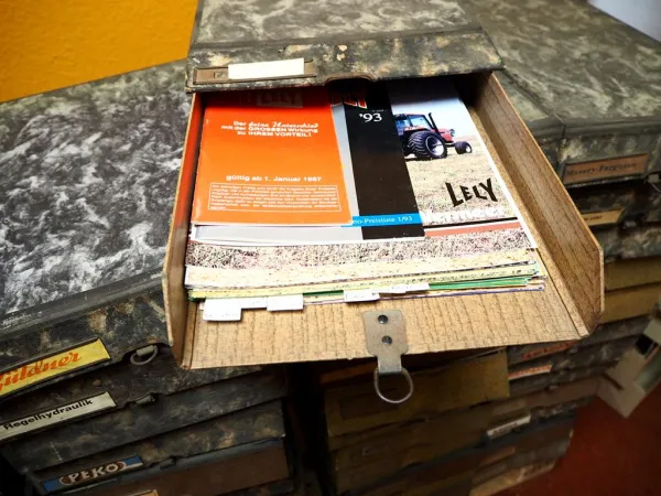 Original Prospekte Lely Landtechnik in Archivkasten 1980er bis 1990er Jahre