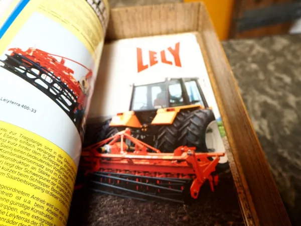 Original Prospekte Lely Landtechnik in Archivkasten 1980er bis 1990er Jahre