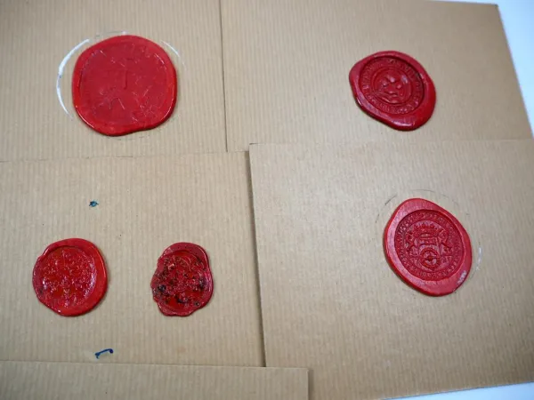 Posten Siegel auf Pappe ca. 75 Stück aus Siegellack