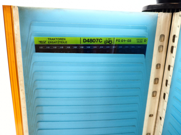 Ständer mit 48 Schuppentafeln für Microfiche Mikrofilm
