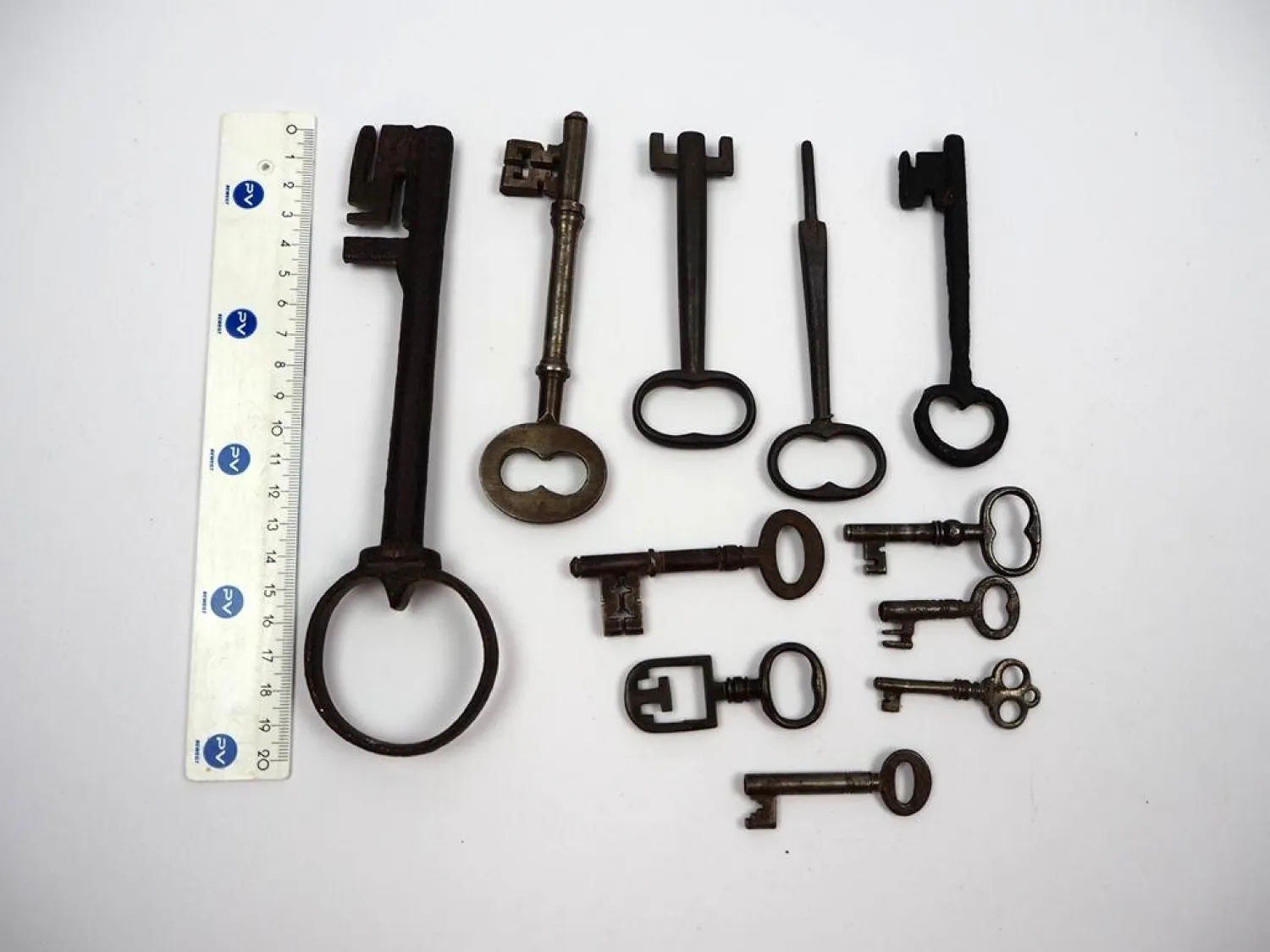 11 Schlüssel Eisen 5 bis 20 cm Barock Kriegskasse Vorhängeschloss Hohldorn