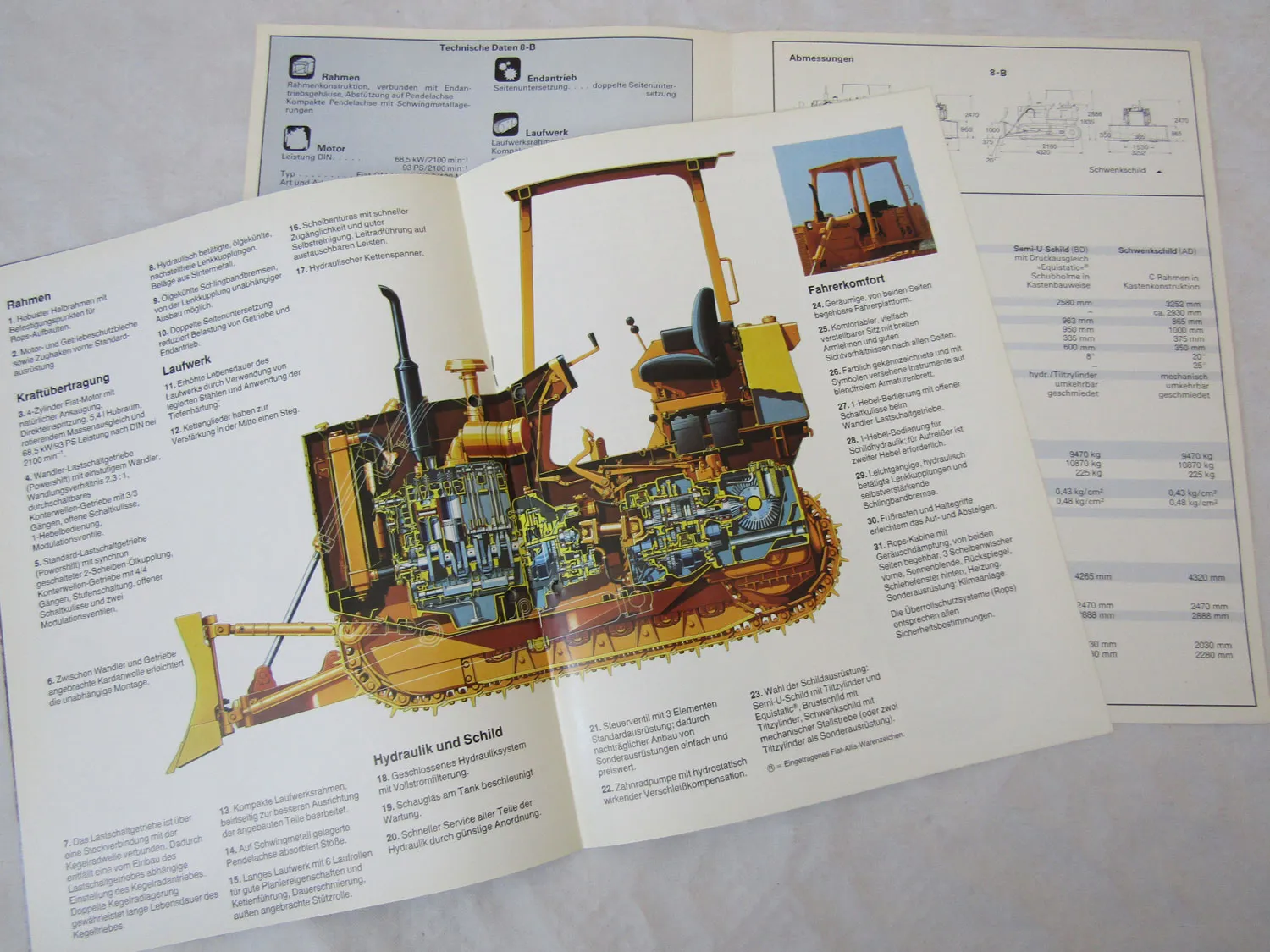 2 Prospekte Fiat Allis 8-B 8B Laderaupen mit technischen Angaben um 1979