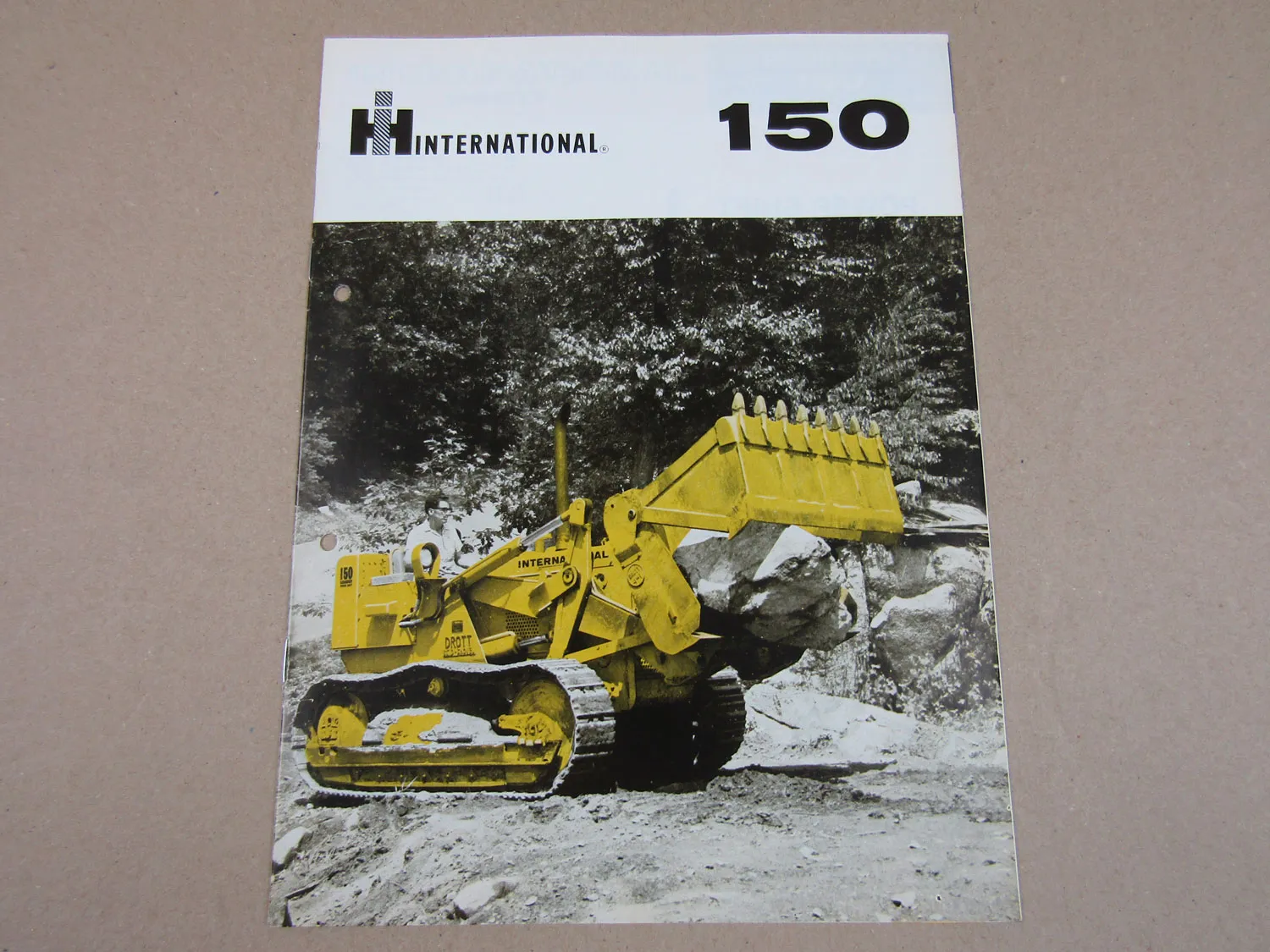 2 Prospekte IHC International Drott 150 Laderaupe mit 4 in 1 Schaufel