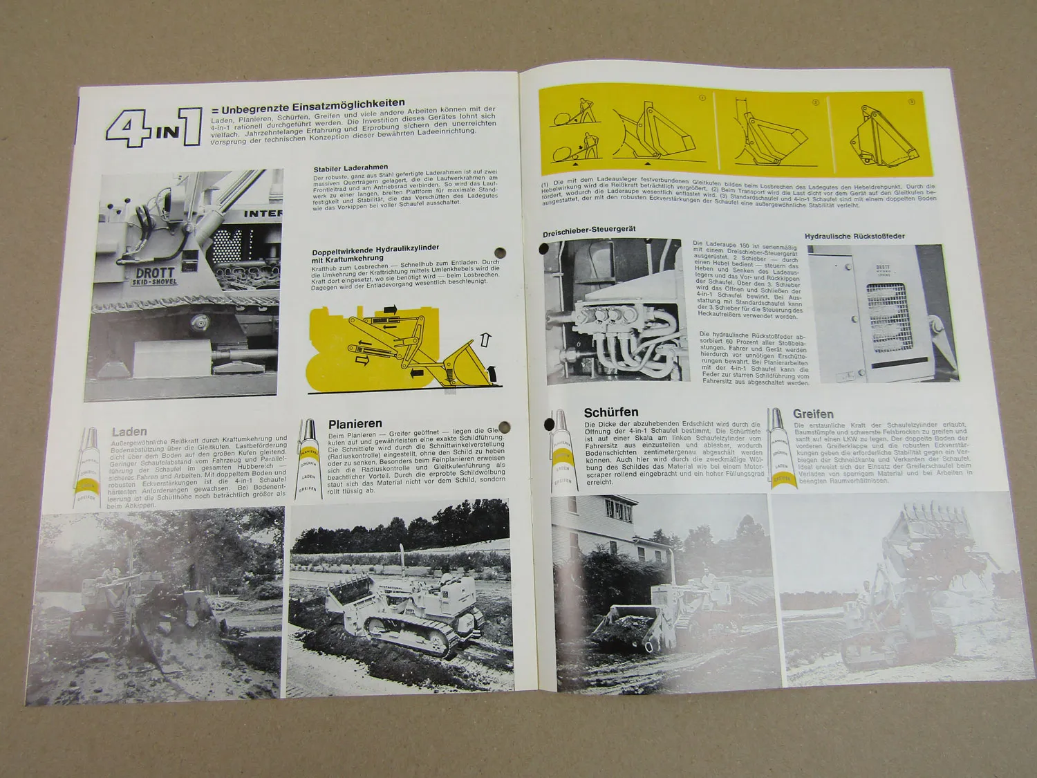 2 Prospekte IHC International Drott 150 Laderaupe mit 4 in 1 Schaufel
