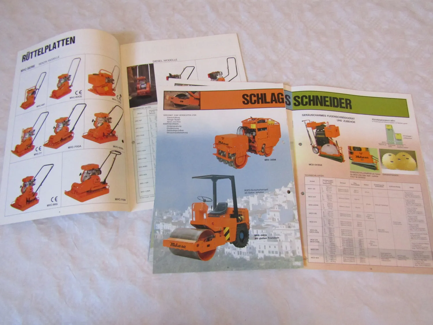2 Prospekte Mikasa Baumaschinen Stampfer Rüttelplatten Walzen 1994/97