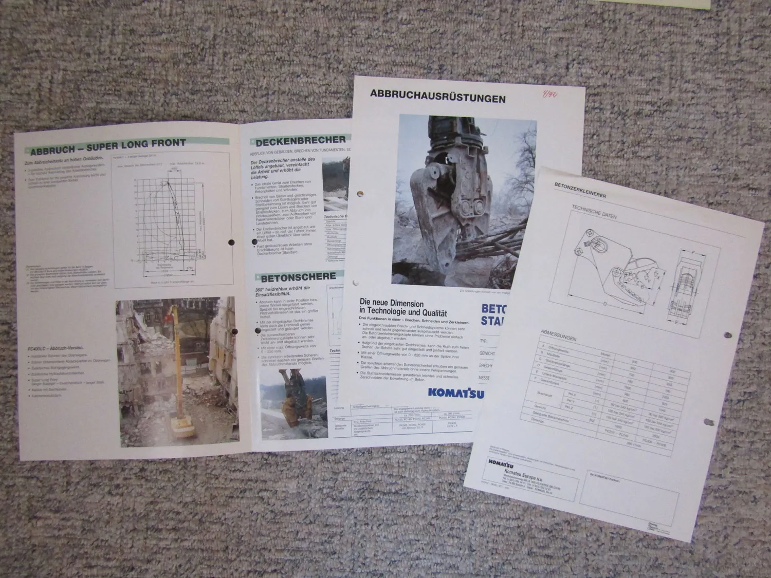 24 Prospekte Komatsu Kompakt- und Hydraulikbagger Abbruchausrüstung
