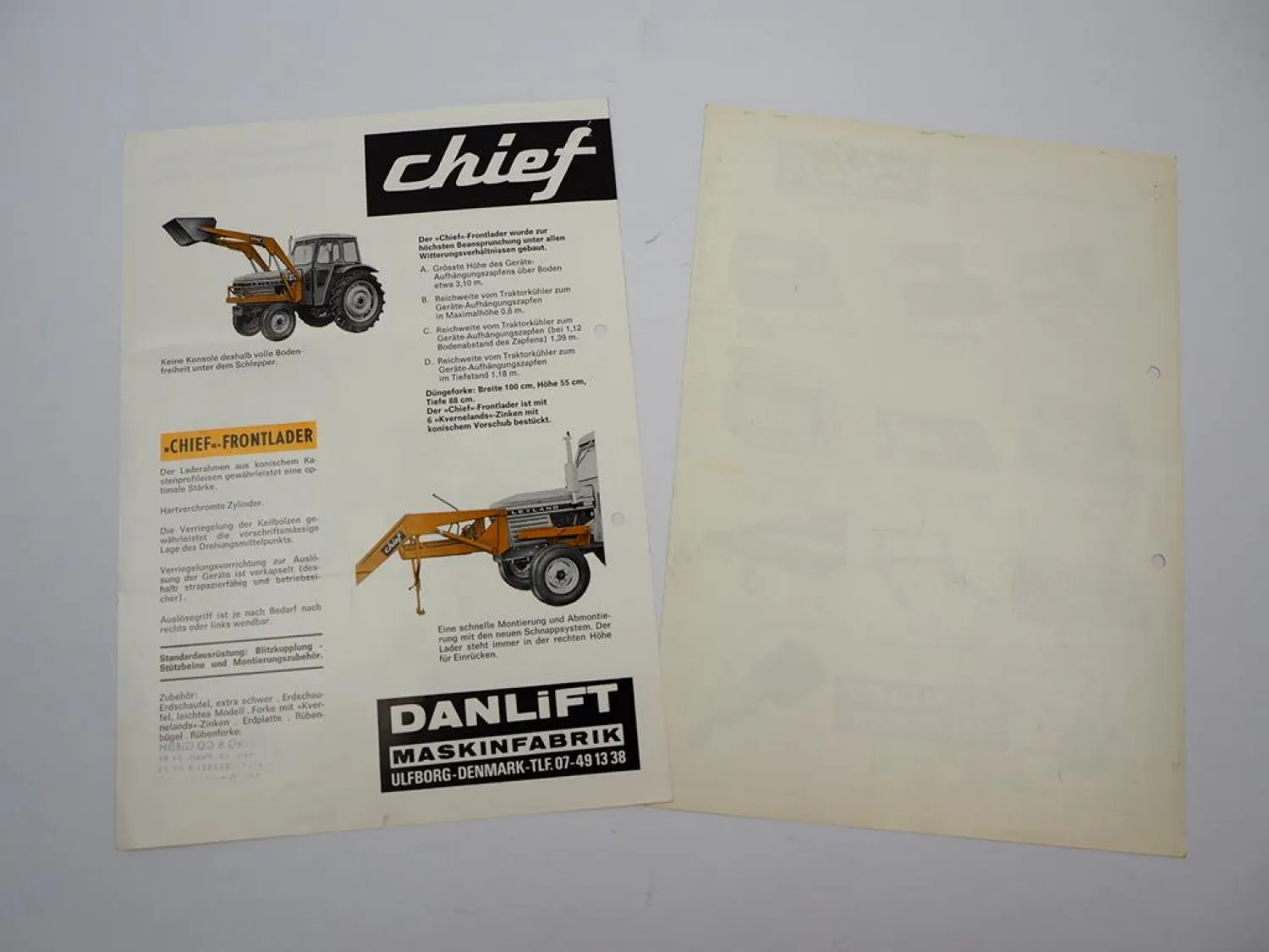 2x Original Prospekt Chief Frontlader Typ S900 & Zubehör am Leyland Traktor