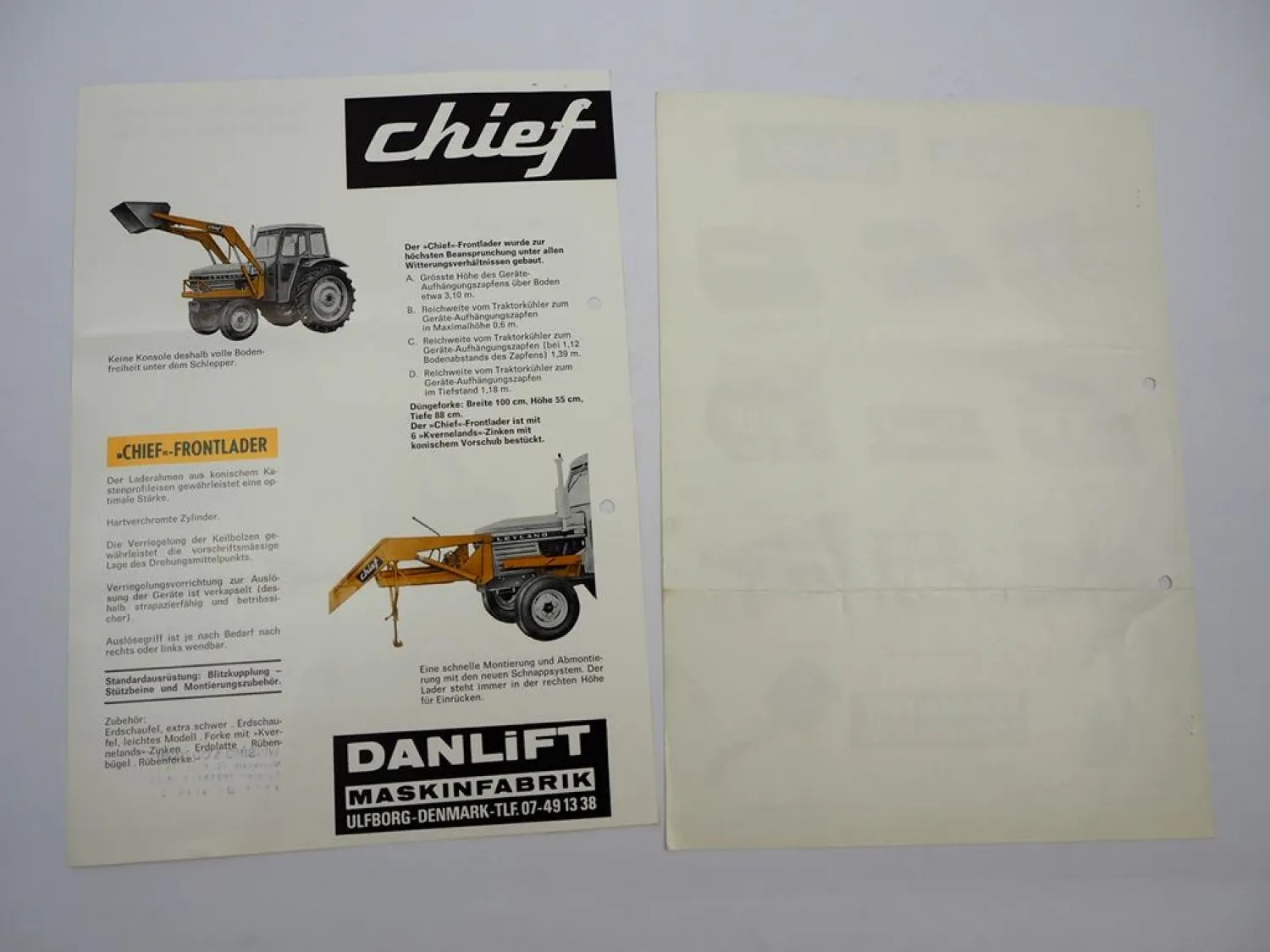 2x Original Prospekt Chief Frontlader Typ S900 & Zubehör am Leyland Traktor