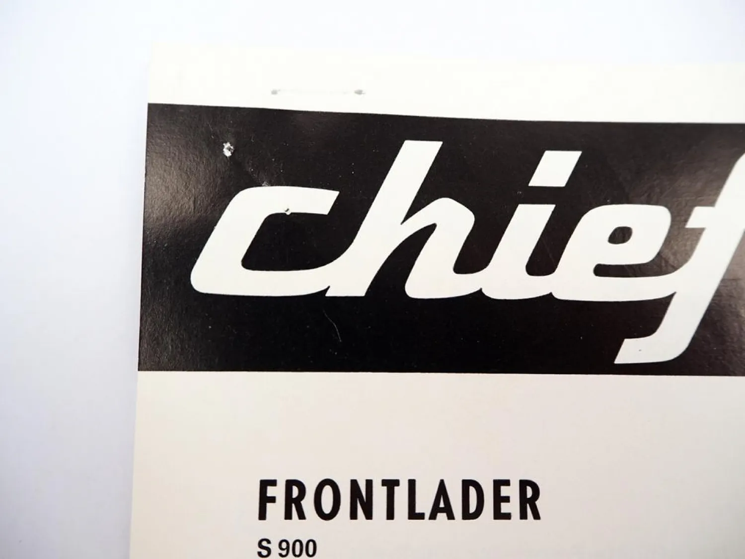 2x Original Prospekt Chief Frontlader Typ S900 & Zubehör am Leyland Traktor