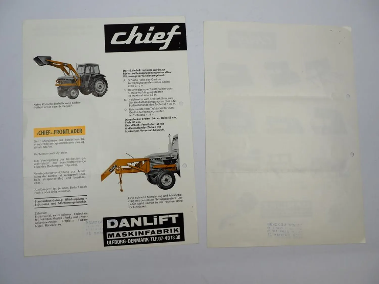 2x Original Prospekt Chief Frontlader Typ S900 & Zubehör am Leyland Traktor