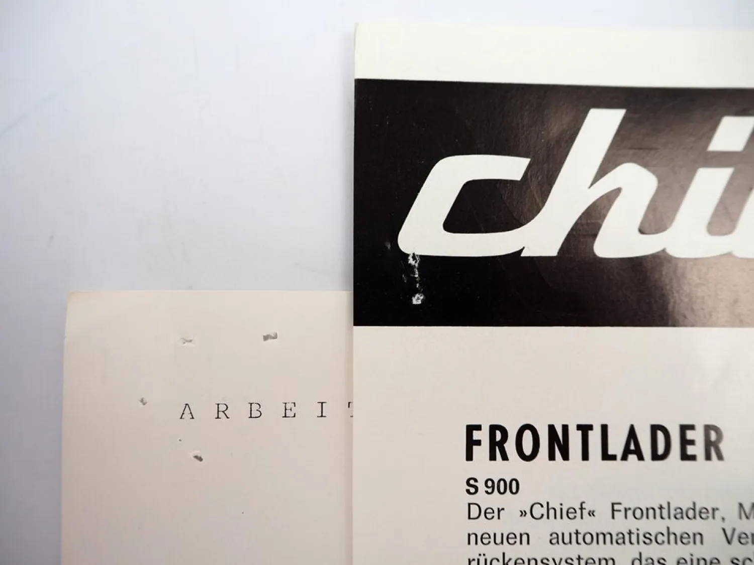 2x Original Prospekt Chief Frontlader Typ S900 & Zubehör am Leyland Traktor