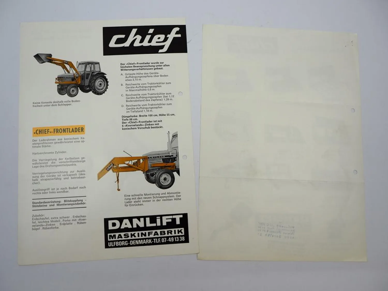2x Original Prospekt Chief Frontlader Typ S900 & Zubehör am Leyland Traktor