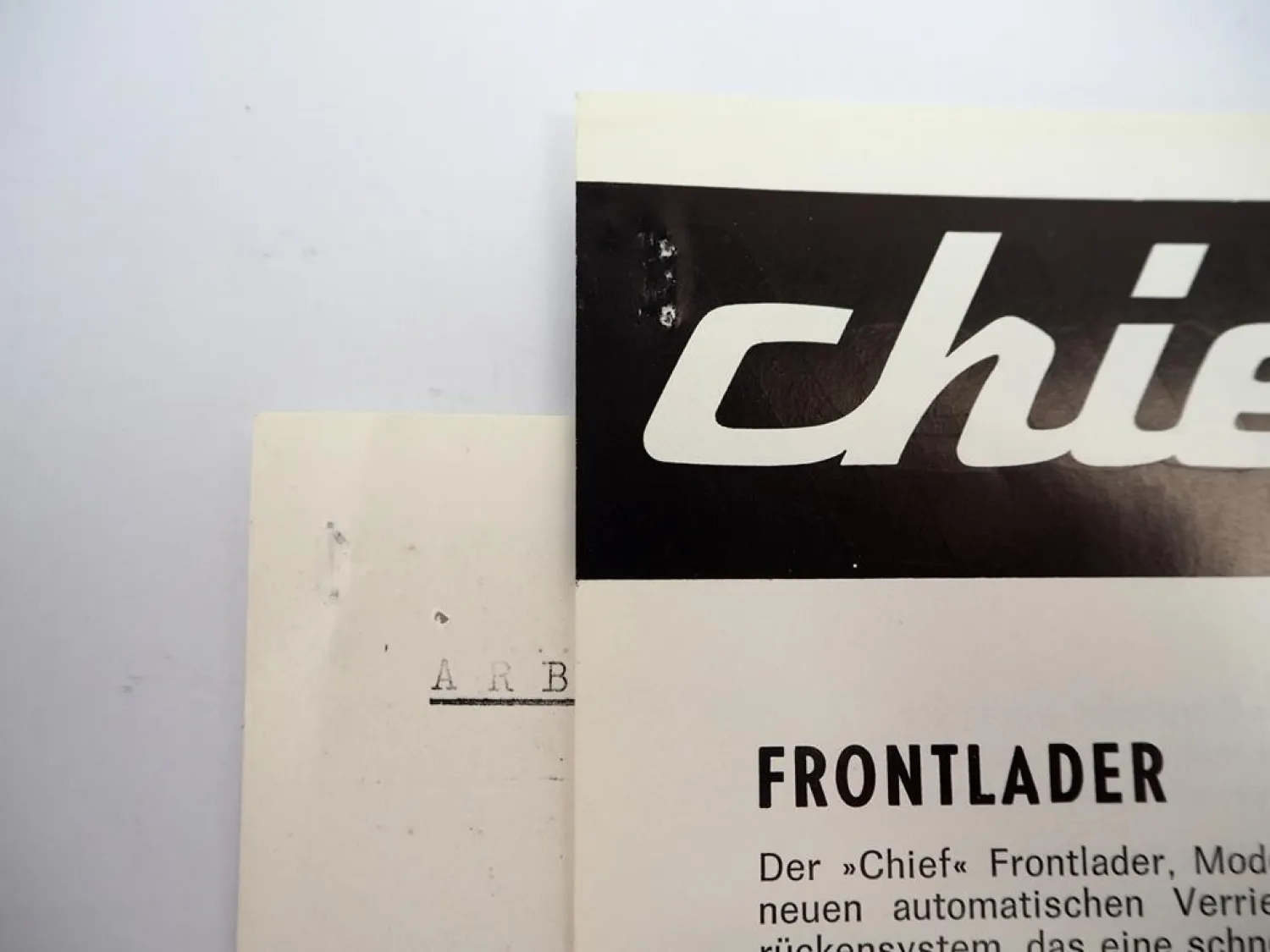 2x Original Prospekt Chief Frontlader Typ S900 & Zubehör am Leyland Traktor