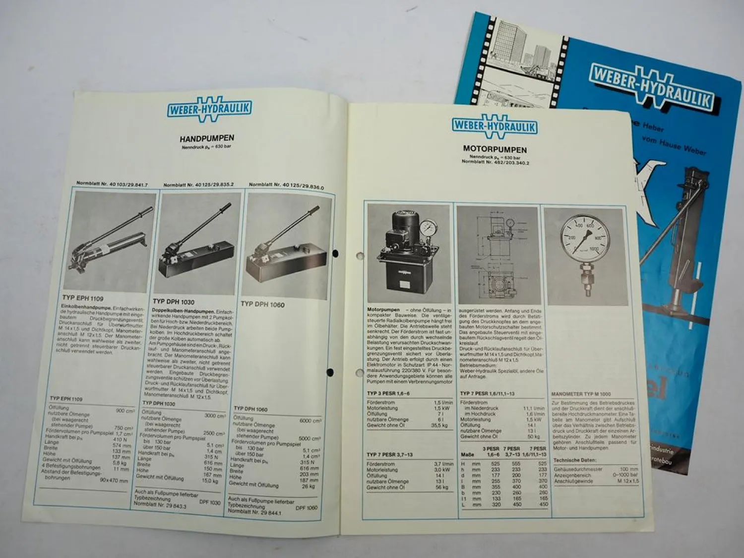 2x Original Prospekt Weber Hydraulik Hebezeug Muli Büffel 1970/80er Jahre