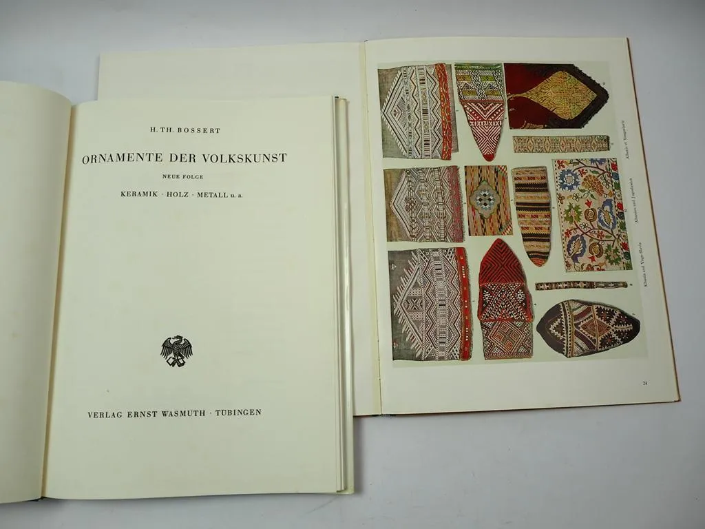 2x Ornamente der Volkskunst Keramik Holz Metall Gewebe Teppich Stickerei 1949/68