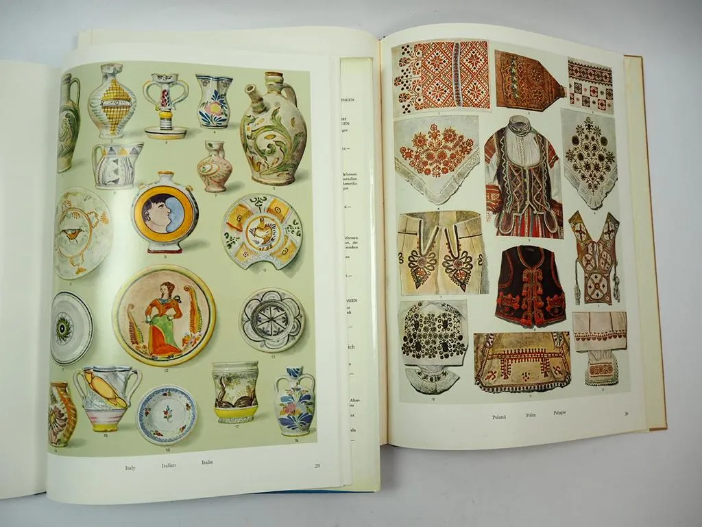 2x Ornamente der Volkskunst Keramik Holz Metall Gewebe Teppich Stickerei 1949/68