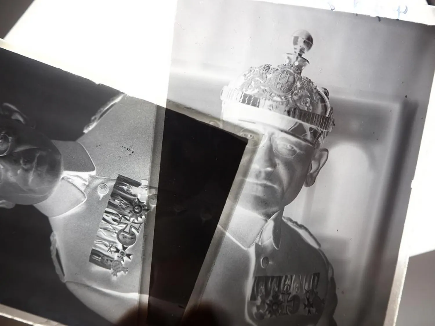 4 Glasplatten Foto Negative Deutscher Offizier mit Ordensspange und Pickelhaube