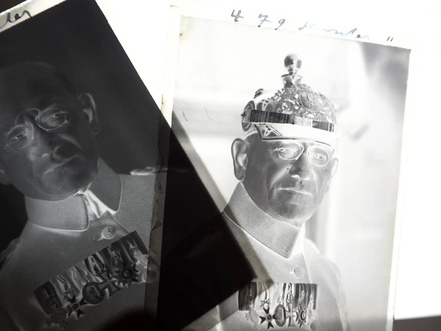 4 Glasplatten Foto Negative Deutscher Offizier mit Ordensspange und Pickelhaube
