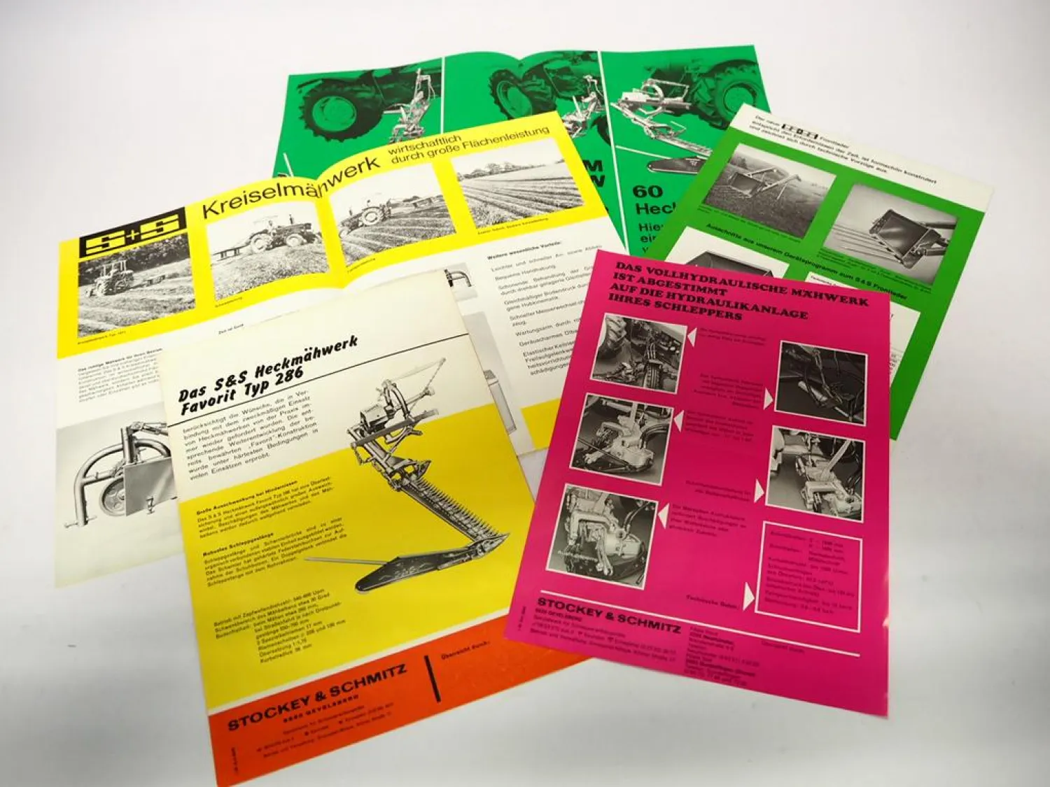 5x Original Prospekt Stockey & Schmitz Anbaugeräte für Traktoren John Deere