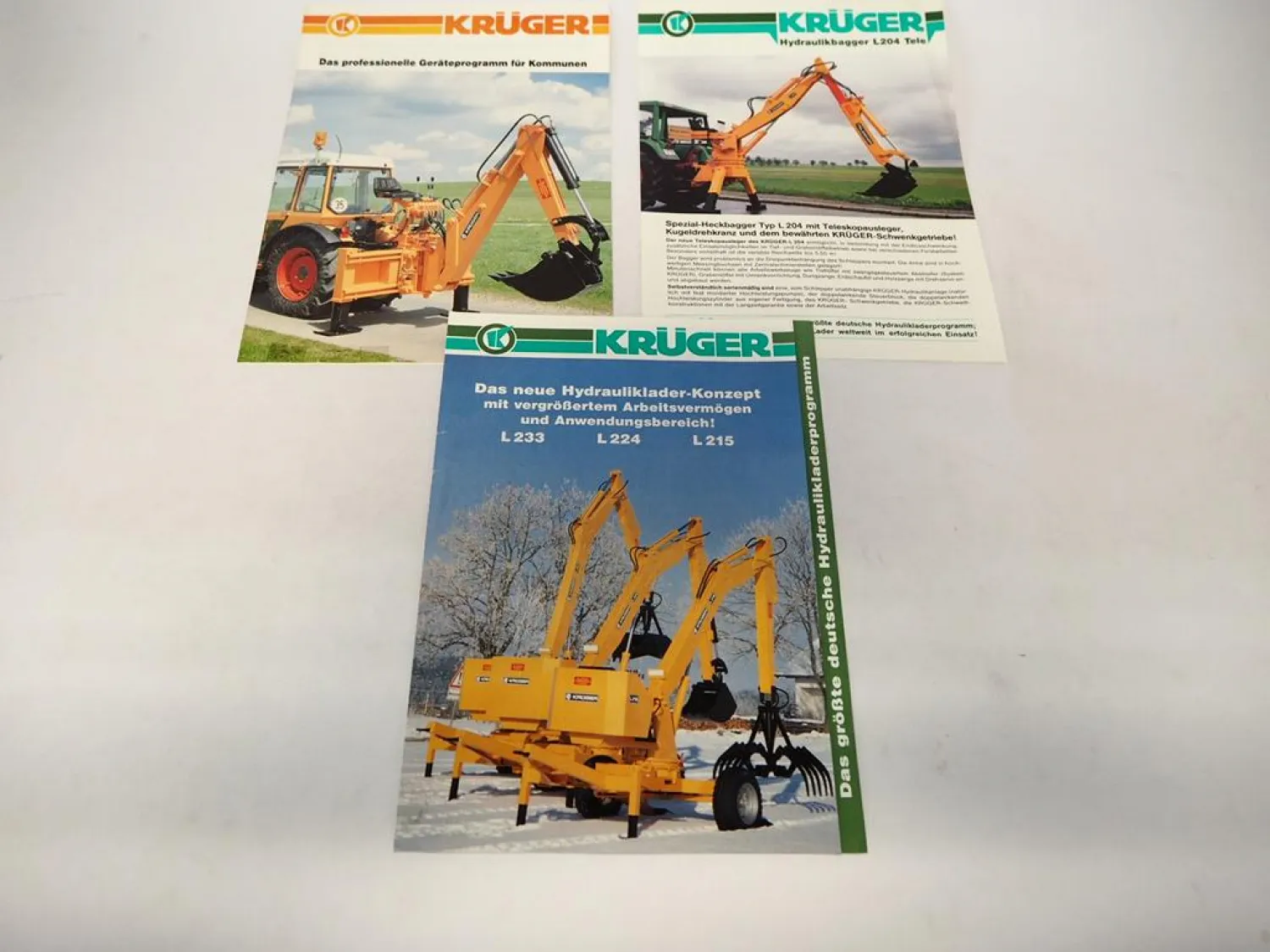 8x Original Prospekt Krüger Anbaugeräte Lader Bagger für Schlepper 1970/80er J.