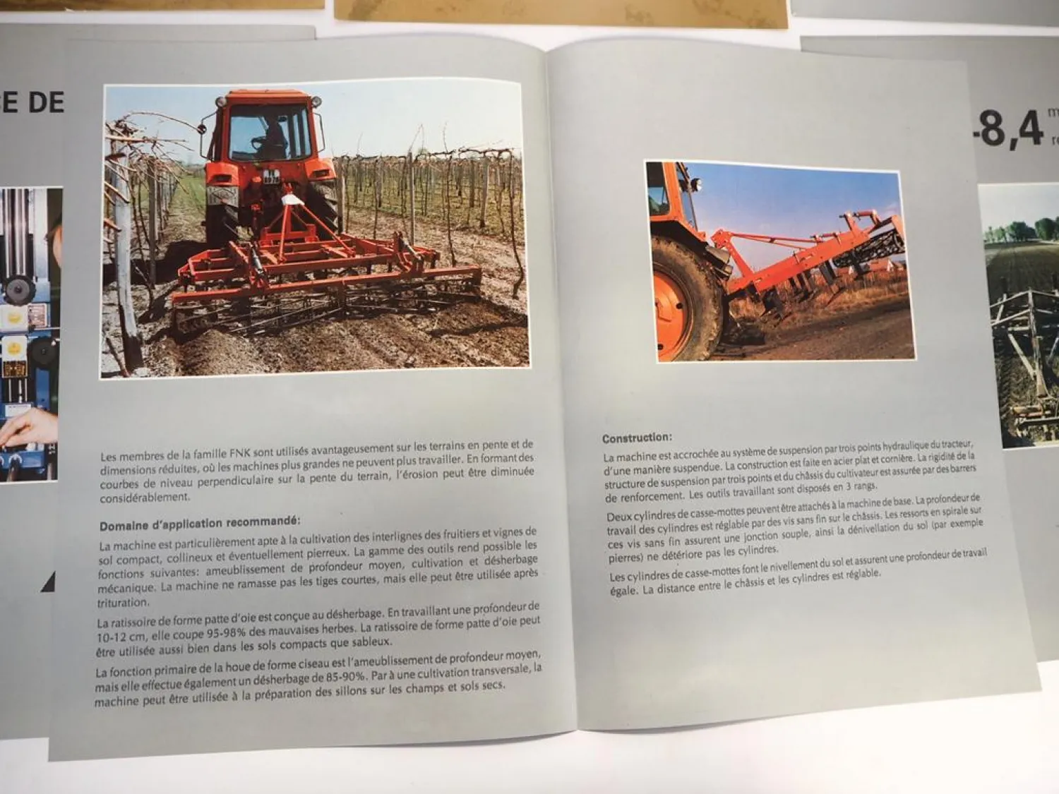 9x Original Prospekt in Mappe Agrikon Landtechnik Ungarn 1970/80er Jahre