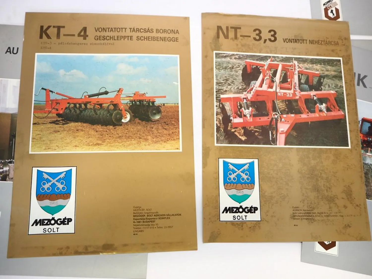 9x Original Prospekt in Mappe Agrikon Landtechnik Ungarn 1970/80er Jahre