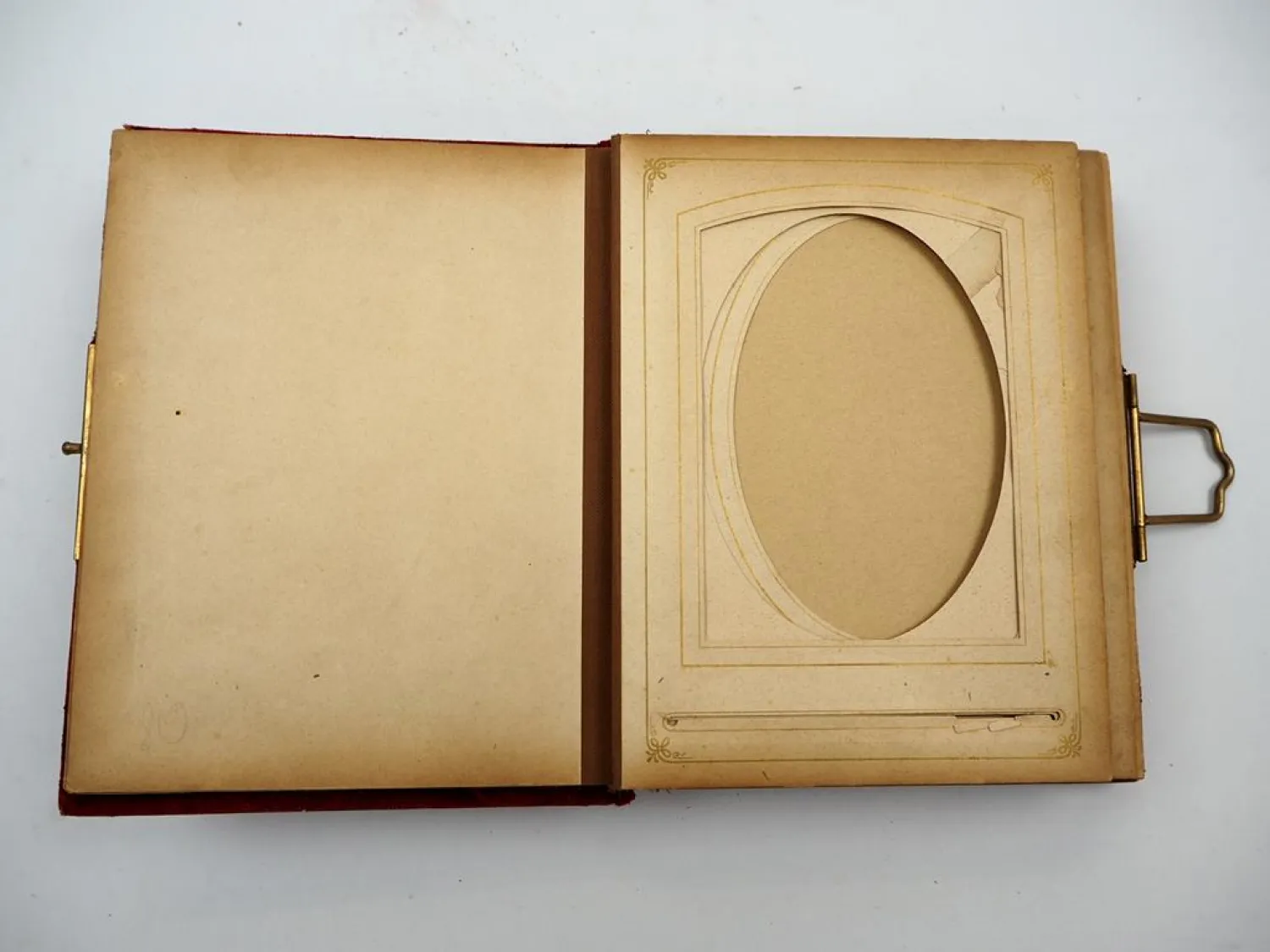 Antikes Foto Album ohne Bilder 16 x 21 cm roter Samteinband mit Metallverschluss