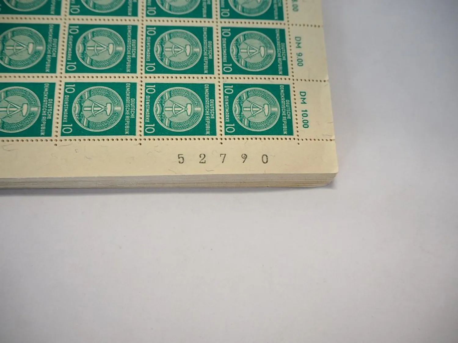 Briefmarken 50x Bogen Dienstmarken zu 10 Pf. 500 DM neue Zähnung DDR