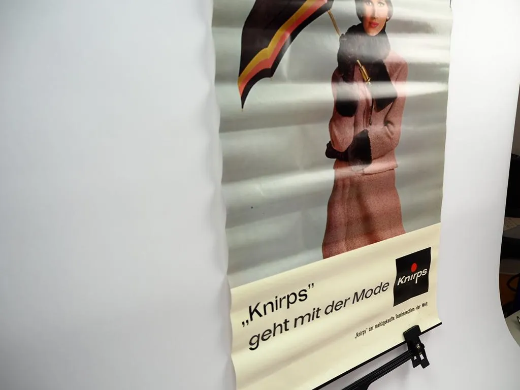 Knirps Regenschirm Taschenschirm Mode Original Plakat 1970/80er Jahre