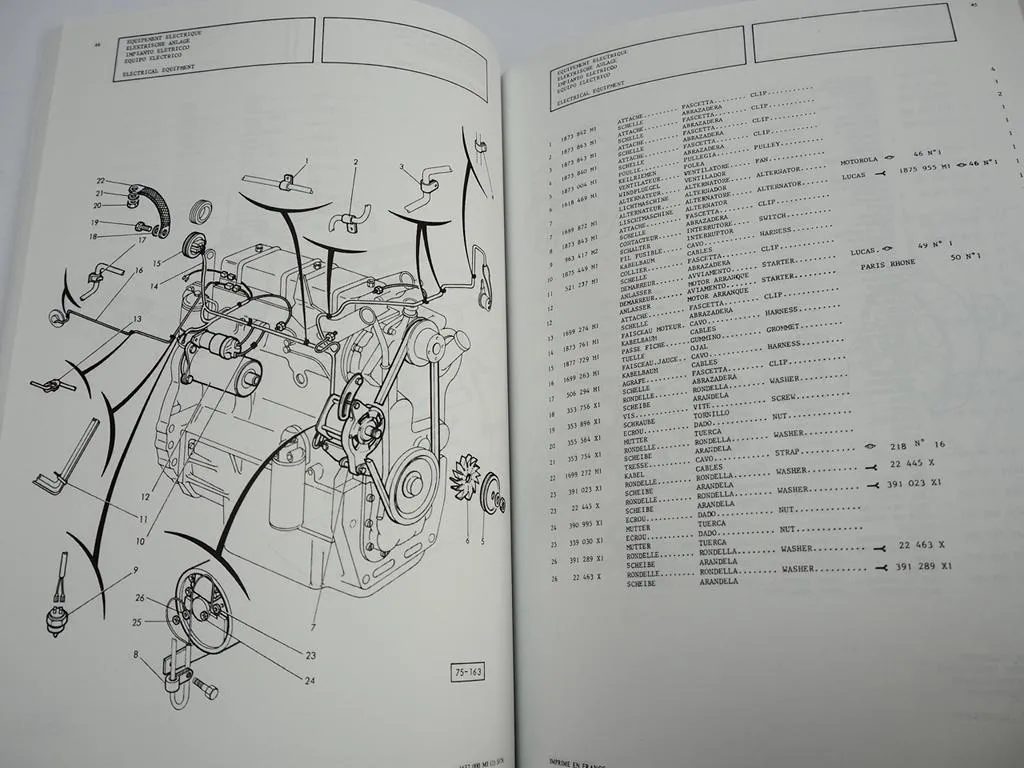 Massey Ferguson MF 560 Traktor Ersatzteilliste Parts List 1976 Pieces de Rechange