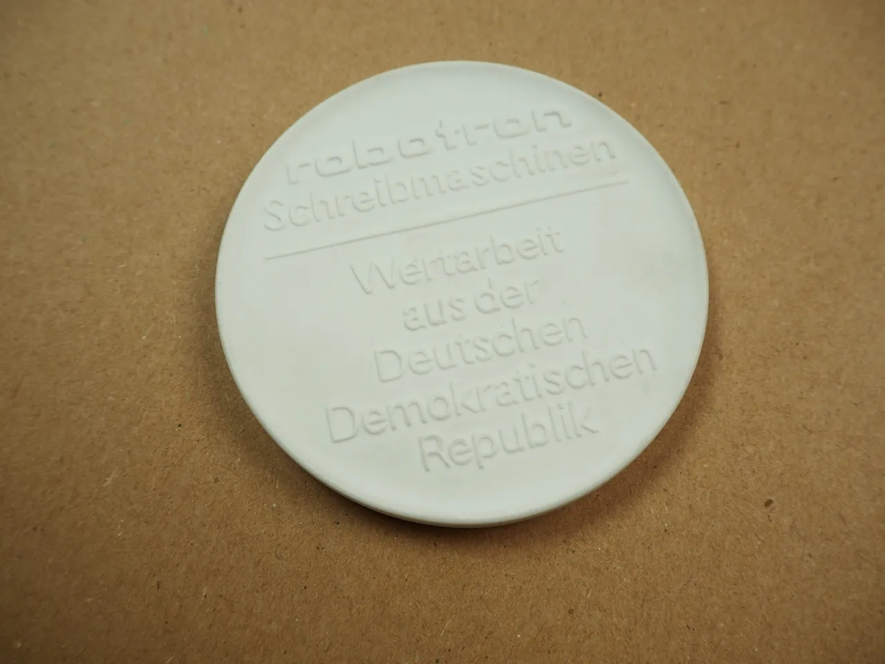 Medaille DDR Meißen Porzellan Robotron Erika Schreibmaschine 1985 Durchmesser 8 cm