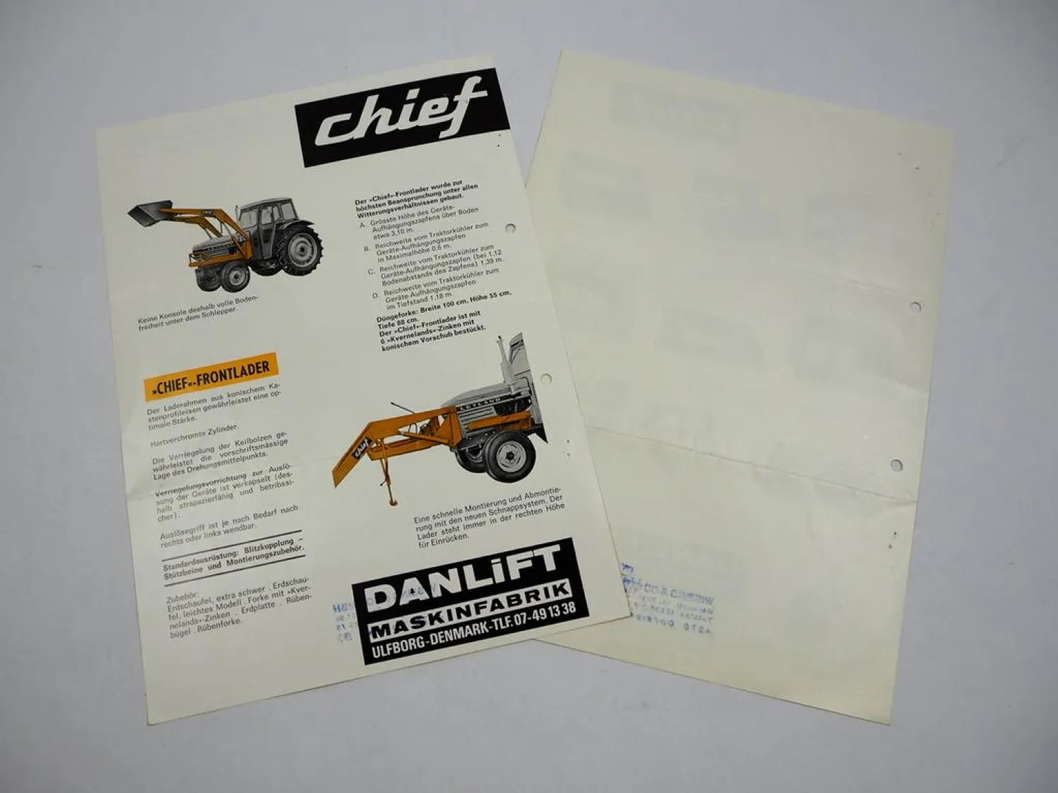 Original 2x Prospekt Chief Frontlader Typ S900 & Zubehör am Leyland Traktor