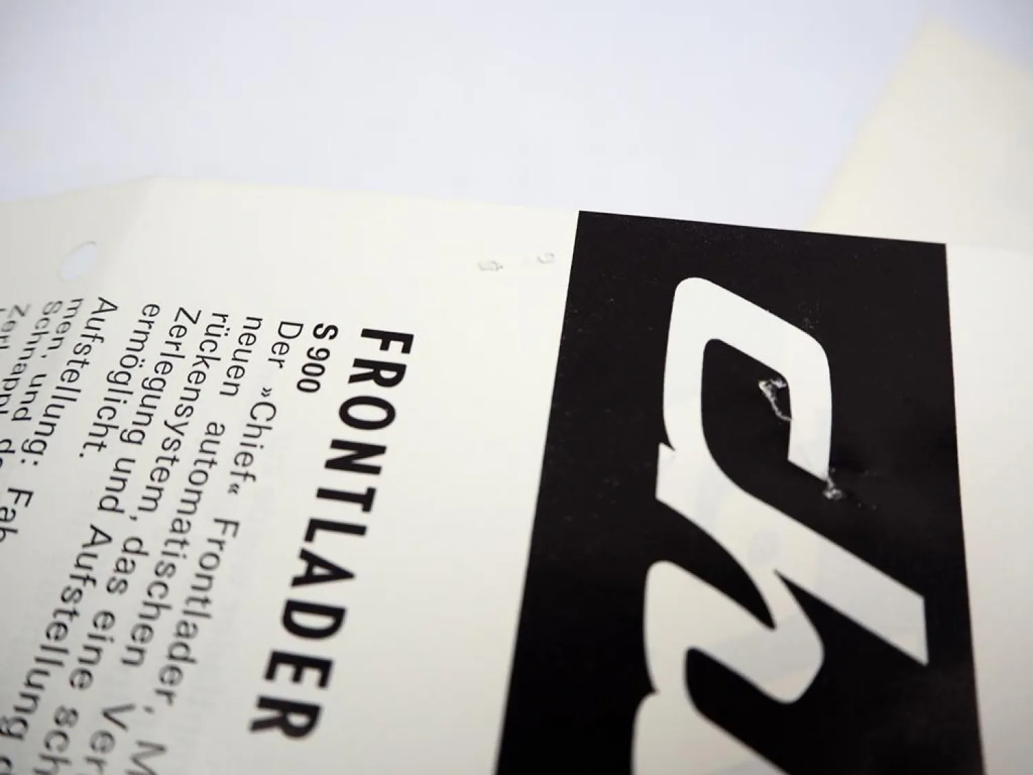 Original 2x Prospekt Chief Frontlader Typ S900 & Zubehör am Leyland Traktor